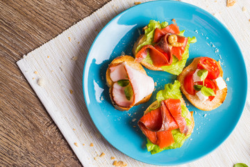 Bruschetta with salmon and bacon