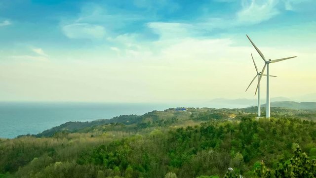 바닷가에 풍력발전기가 있는 풍경