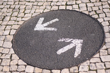 2 Pfeile auf Asphaltboden