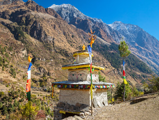 Stupa mit Buddha-Weisheitsaugen und bunten Gebetsfahnen in Hymalayas-Bergen. Manaslu-Region, Nepal