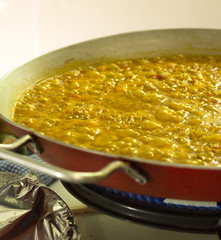 Seafood fideua in frying pan