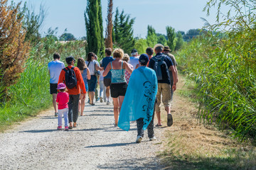 Promeneurs et promeneuses sur un chemin.