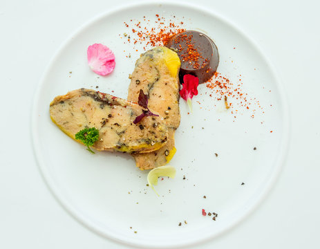 foie gras et chocolat noir, pépites de sel et piment d'Espelette 