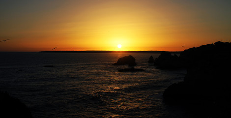 Fototapeta premium Sonnenungergang am Meer in Portugal an der Algarve
