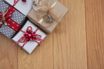 pacchi regalo di Natale su tavolo di legno