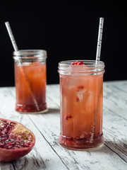 Gin Tonic Cocktail mit Granatapfel