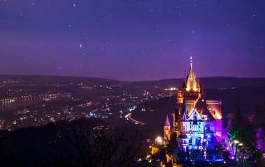 Schloss Drachenburg bei Nacht unterm Sternenhimmel