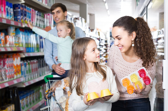  Customers With Children Selecting Sweet Dairy Products In Hyper