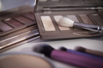 Makeup brushes and make-up eye shadows 