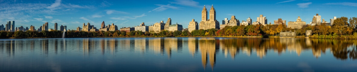 Fall in Central Park at the Jacqueline Kennedy Onassis Reservoir. Panoramic Early morning view on the Upper West Side, Manhattan, New York City - obrazy, fototapety, plakaty