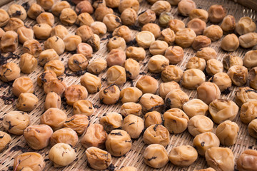 干している梅干し