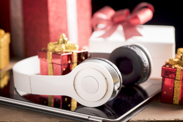 Obraz na płótnie Canvas Tablet and headphone best Christmas gifts