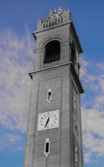 Obraz premium Black white image of the clock tower with blue sky