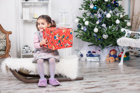 Bambina sorridente con il regalo di Natale