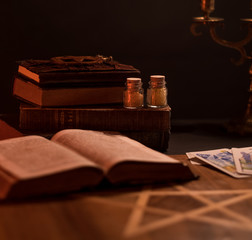 Bücher des Satanismus und der Wahrsagerei