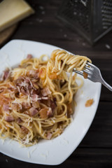 spaghetti with tomato, bacon and cheese