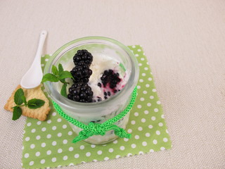 Fototapeta na wymiar Gebackener Joghurt mit Brombeeren im Glas