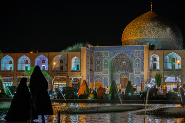 Moquée Sheikh Lotfollah sur la place Naqsh-e Jahan (ou place de l'Imam) d'Ispahan (Iran) la nuit