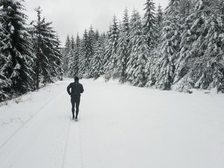 Bieganie w zimie w Górach Stołowych