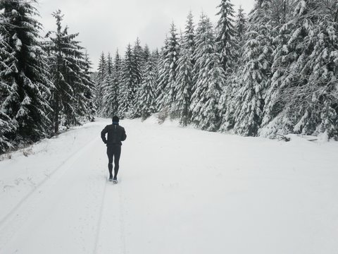 Bieganie w zimie w Górach Stołowych