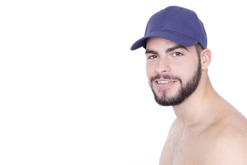 Attraktiver junger Mann mit Bart trägt blaues Basecap und lächelt