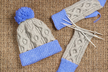 Knitted cap with a pompon and mittens from a wool mixture
