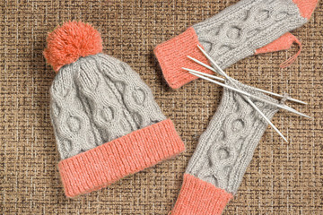Knitted cap with a pompon and mittens from a wool mixture