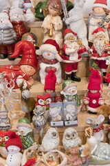 Bunter Weihnachtsmarkt mit Weihnachtsschmuck