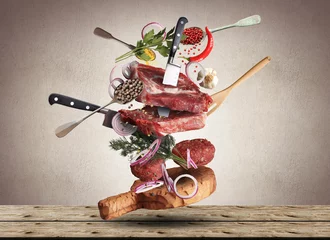 Foto auf Acrylglas Fleish Fleisch- und Rinderhackbällchen mit Gemüse und Utensilien