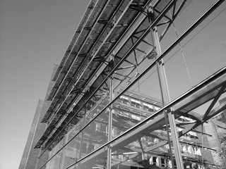 Verglaste spiegelnde Fassade eines modernen Bürogebäude er Stadtwerke im Sonnenschein am...