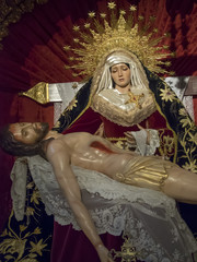 Virgen Maria y Jesus en sus brazos