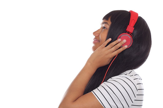 Attraktive Afroamerikanerin mit roten Kopfhörern hört Musik