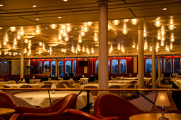 Ballsaal eines altenn Kreuzfahrtschiffes