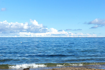 Strand und Meer mit Schwänen, Segelboten und Wolken