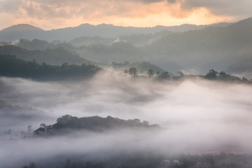 Obraz na płótnie Canvas Morning fog and the beautiful sun light in a landscape