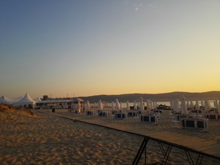 Obraz premium Beach in sunrise with beach chairs and umbrellas (Bulgaria, Sunny Beach)