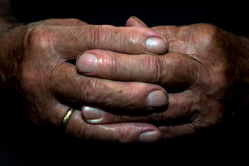 Fototapeta premium Hand Großvater Ring Gold Beten