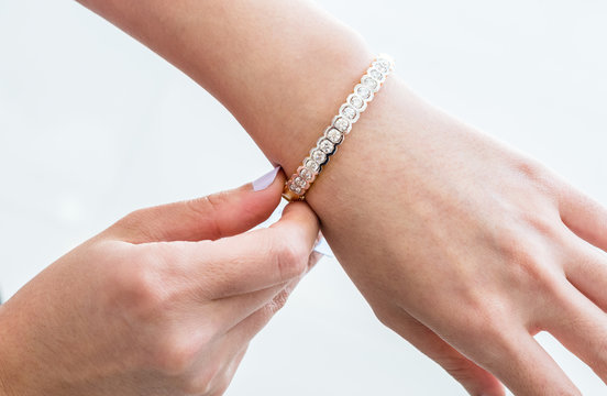 beautiful bracelet with diamonds and pearls on the hand of the bride