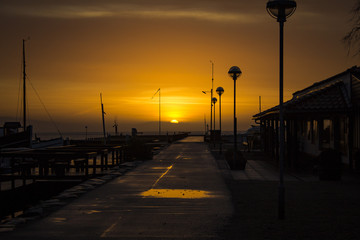 Obraz premium Zachód słońca w starym porcie. Kręcony w Danii