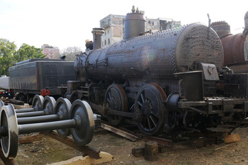 Fototapeta na wymiar Kuba: Lokomotiv-Oldtimer Werkstatt beim Capitolio in Havanna