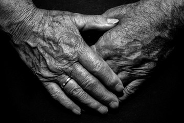 Fototapeta premium Hände Oma und Opa Liebe schwarz weiß