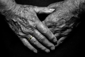 Hände Oma und Opa Liebe Ring gold