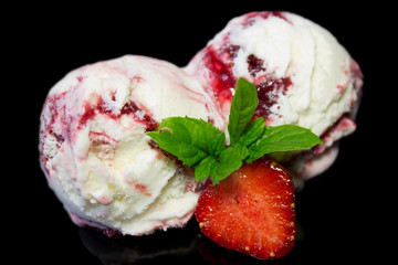 ice creame with strawberry
