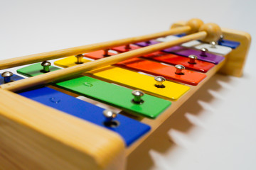 Kinder Musik Instrumente auf weißen Hintergrund 