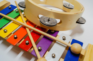 Kinder Musik Instrumente auf weißen Hintergrund 