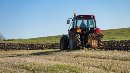 Fototapeta na wymiar tracteur qui laboure le champ en automne