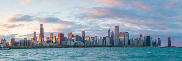 Naklejka premium Downtown Chicago skyline o zachodzie słońca