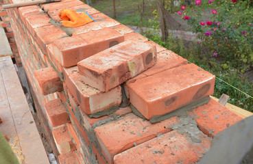 Bricklaying, Brickwork. Bricklaying Tips. How to build a brick wall. Bricklaying photo.