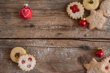 Weihnachtskekse auf rustikalem Holz, Textfreiraum