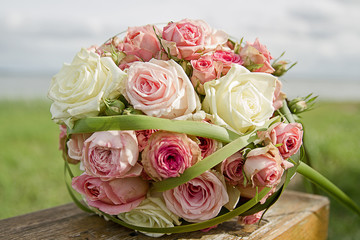 Sommer Brautstrauss bei Hochzeit mit Rosen in creme und rosé